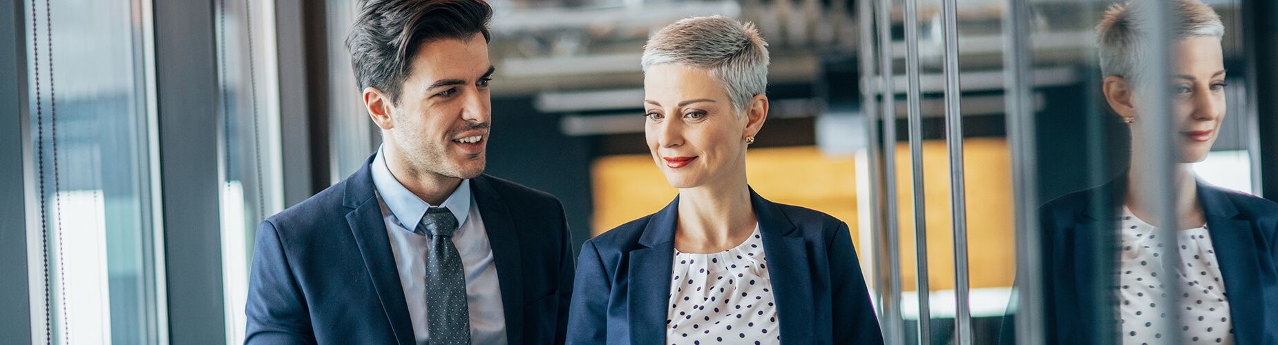 Mann und Frau sprechen im Büro.
