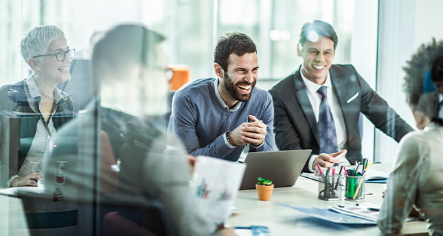 pensionsfonds-ag-partner-2-personen-lachen-besprechung